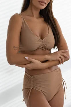 Mare Nude