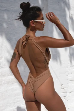 Mariposa Nude